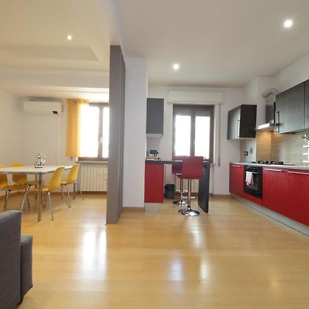 Cozy And Comfy Apartment In Piramide Metro Stop Rome Bagian luar foto